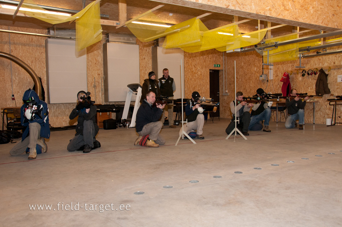 Esimese vahetuse laskurid põlvelt harjutust laskmas